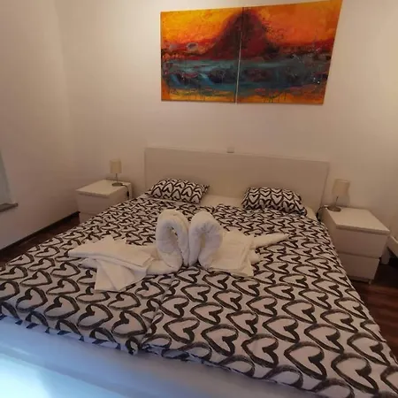 Apartma Valan *